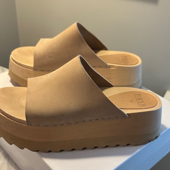 Bryr Tan Suede Chonk Sandals - Picture 4 of 7